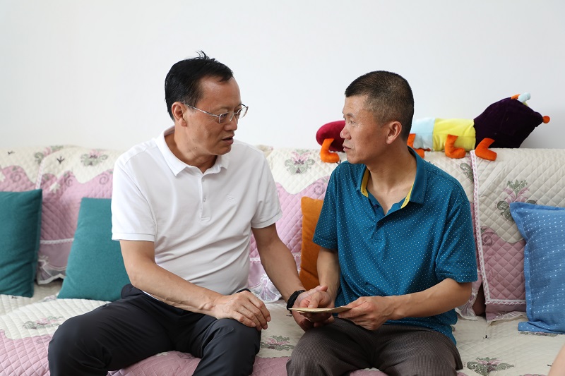 “在黨30余年，感謝你們” ——生態(tài)水泥公司“七一”前夕走訪慰問老黨員