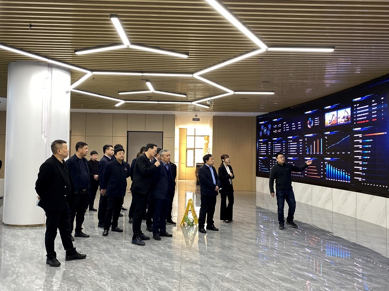 榆林市生態(tài)環(huán)境局局長高光耀、陜煤集團副總經(jīng)理袁廣金一行深入智引公司榆林工業(yè)固廢智能化管控平臺建設(shè)項目指導檢查工作