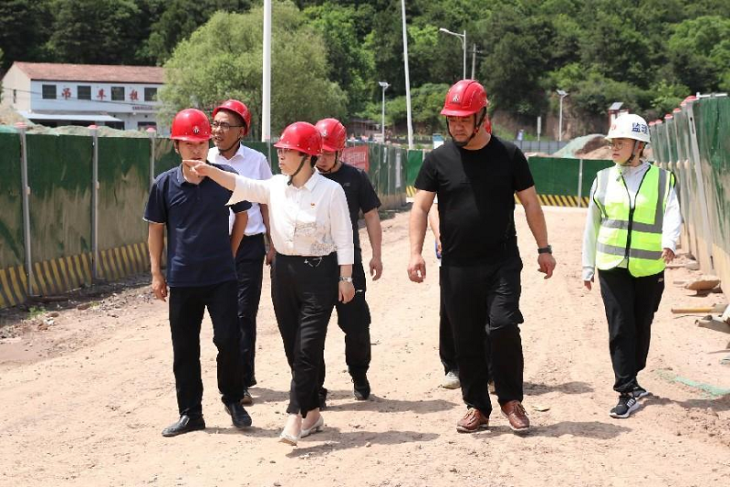 陜西建材科技公司黨委副書記、工會主席姜曉芹一行到黃陵新材公司調研指導工作