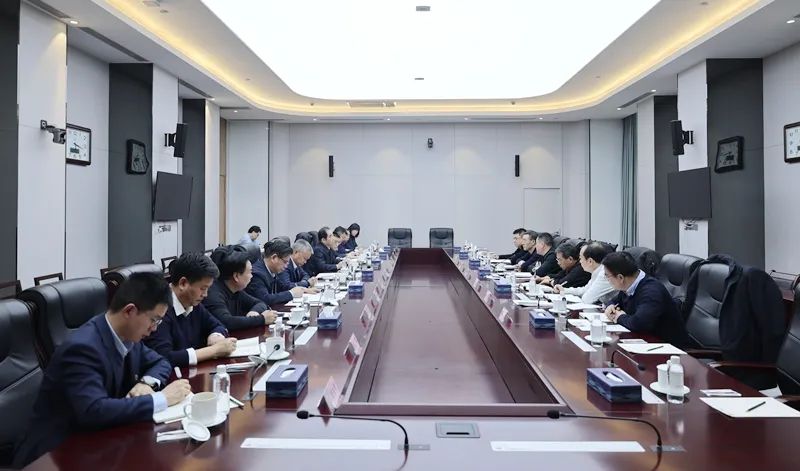 省發(fā)展改革委黨組成員、副主任，省能源局局長何鐘一行到陜煤集團調(diào)研座談