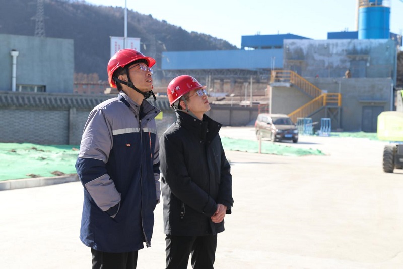 陳早佩一行到黃陵新材公司調(diào)研檢查工作