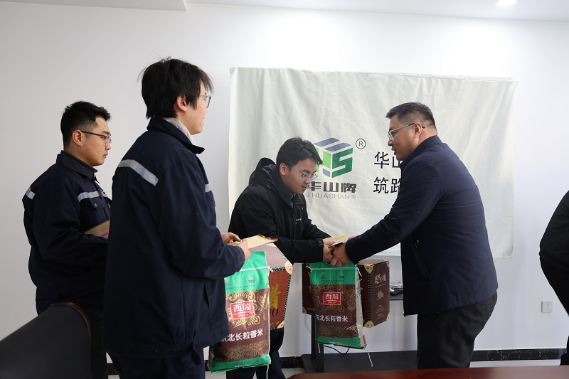 郭正亮到神木恒穩(wěn)公司調研并看望慰問困難職工