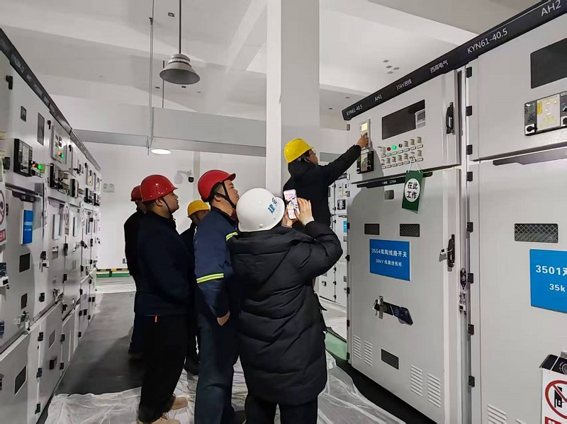 黃陵新材公司：“合閘，送電成功”